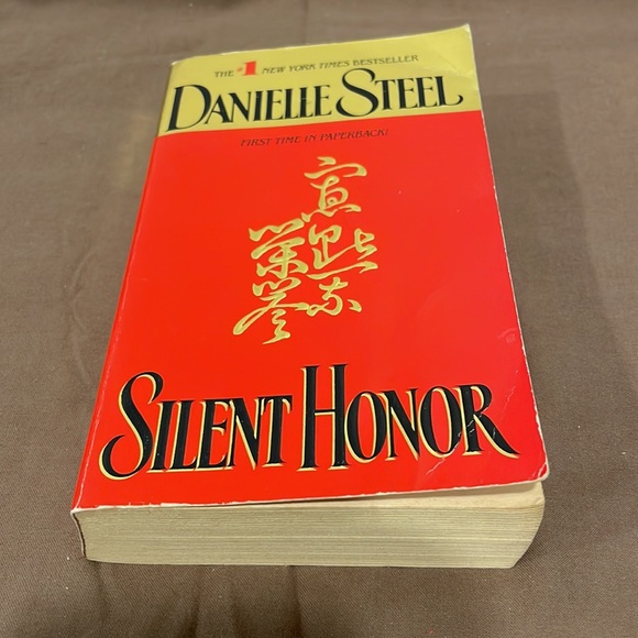 Lot of 2 Danielle Steel Books: Silent Honor and Leap of Faith - Picture 2 of 8